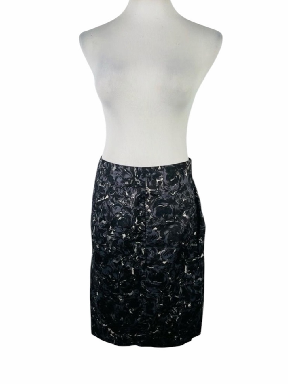 10/$25🦋 LOFT Dark Gray & Black Floral Skirt - Size 4